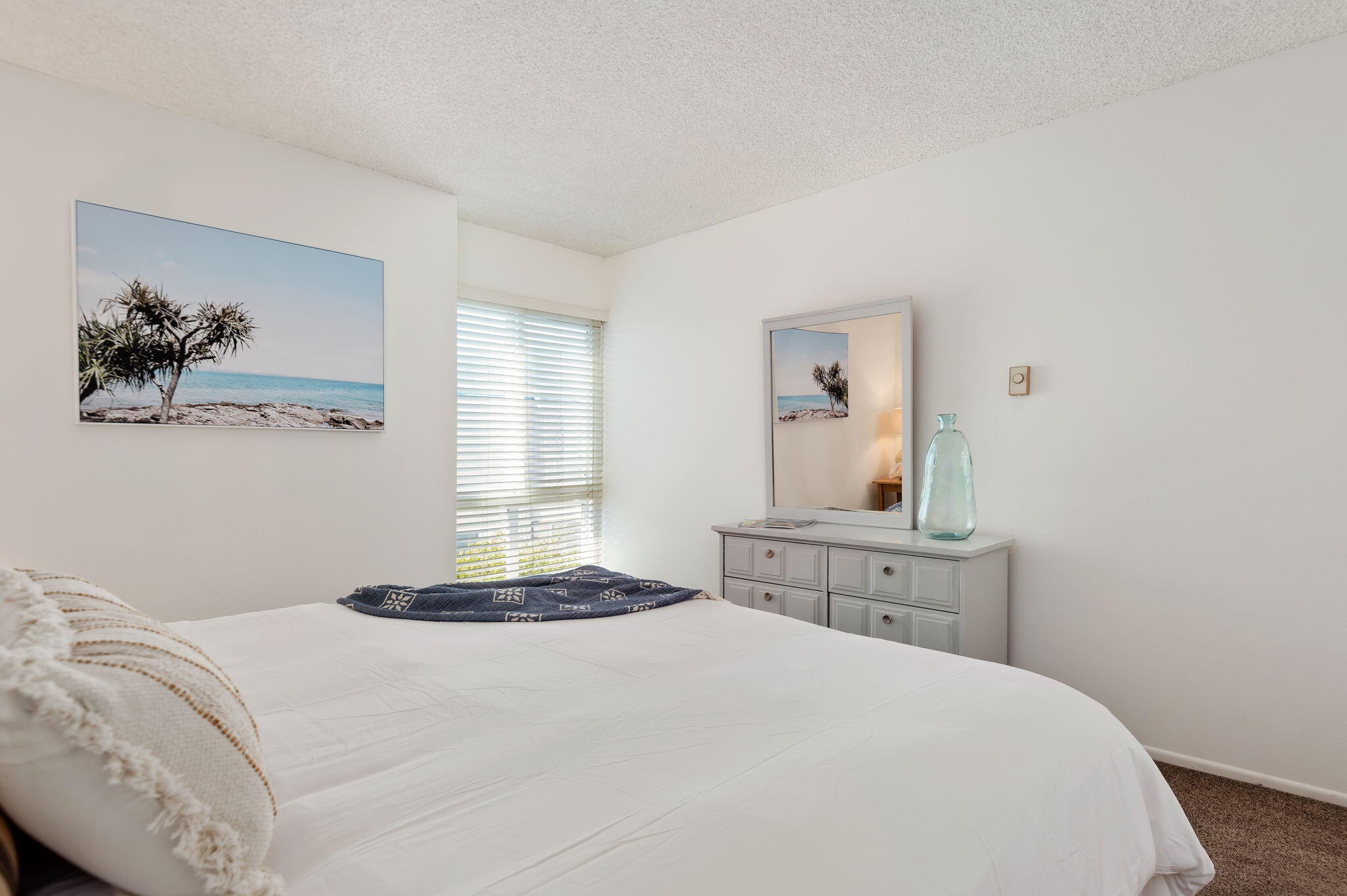 4700 Sandyland Road, Unit 35 Carpinteria, CA 93013 - Photo 18 of 38 a bedroom with a bed and a painting on the wall