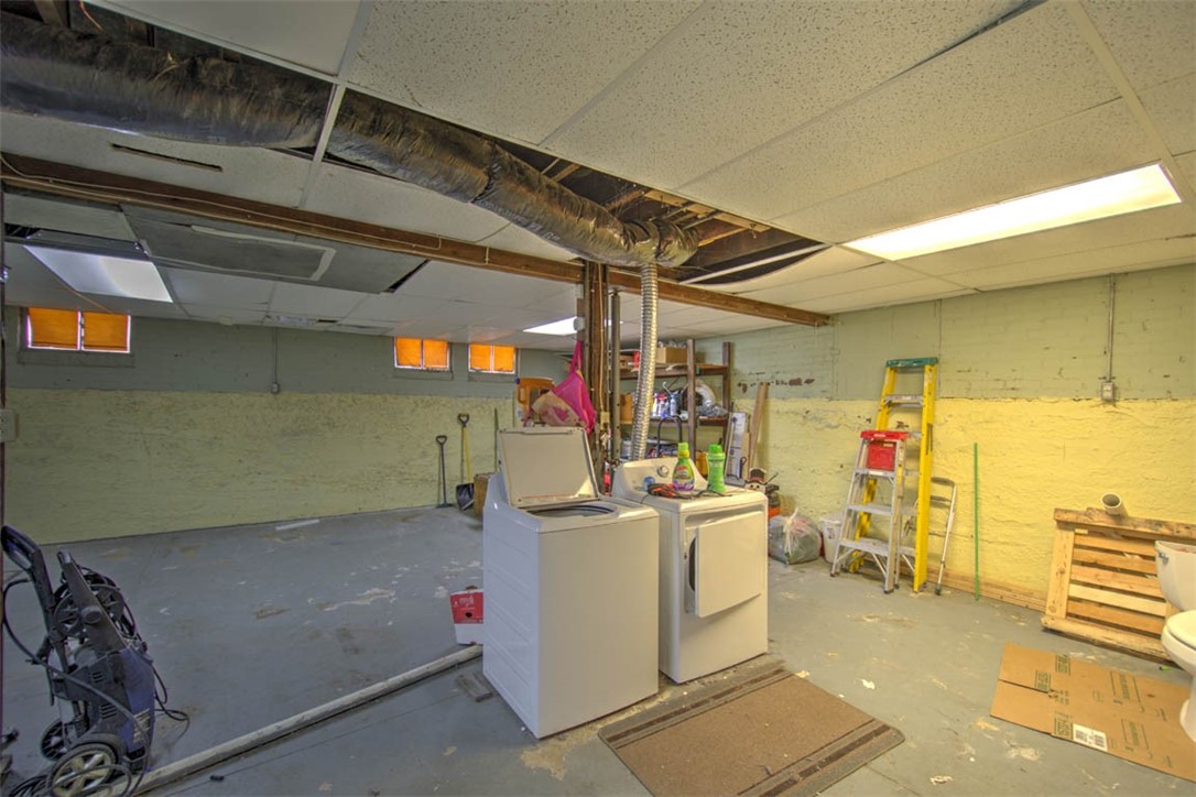 739 West Cushing Street Decatur, IL 62526 - Photo 22 of 28 a utility room with dryer and washer