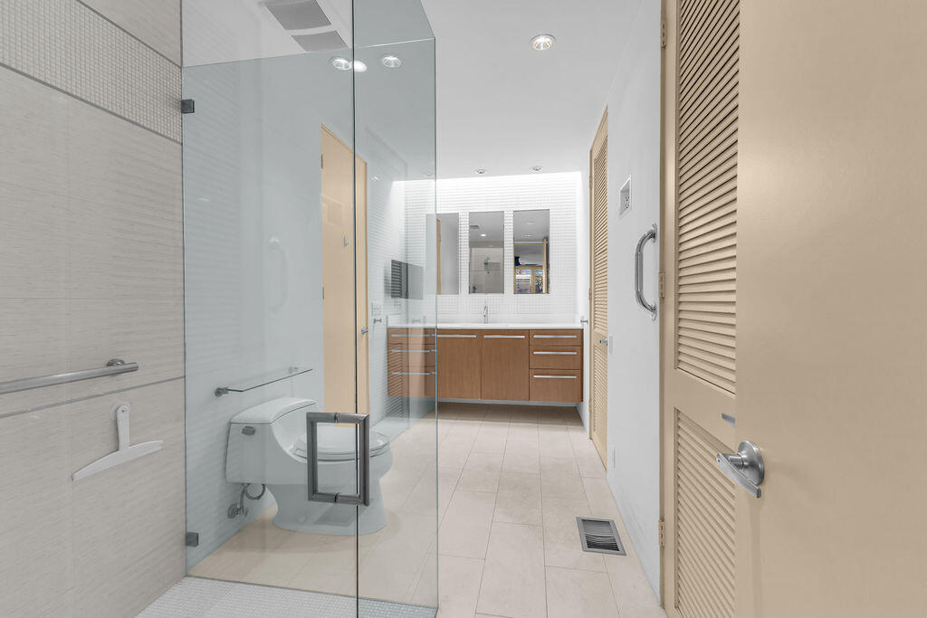 1421 Tamarisk W Street, Unit 3 Rancho Mirage, CA 92270 - Photo 28 of 65 a bathroom with a bathtub and a shower