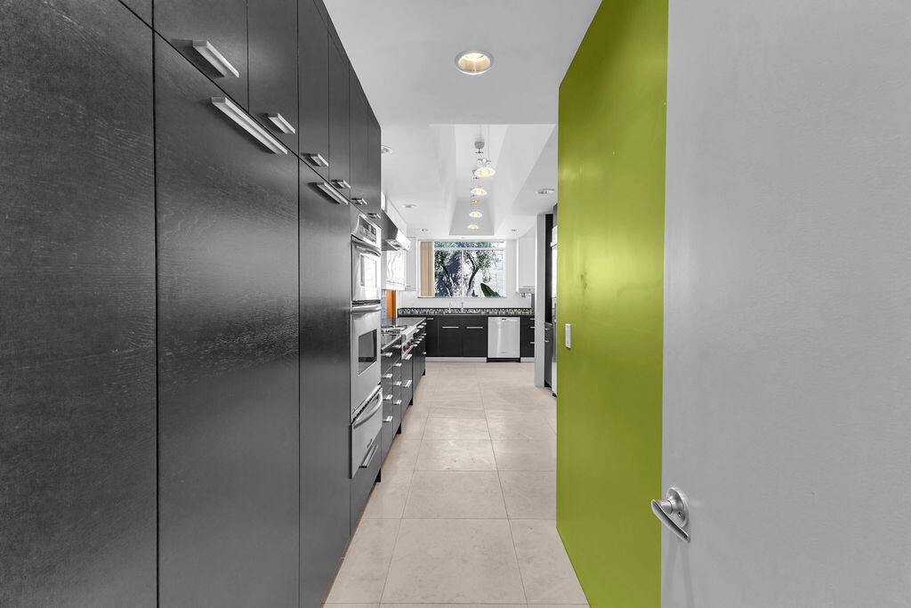 1421 Tamarisk W Street, Unit 3 Rancho Mirage, CA 92270 - Photo 38 of 65 a bathroom with a mirror and a shower