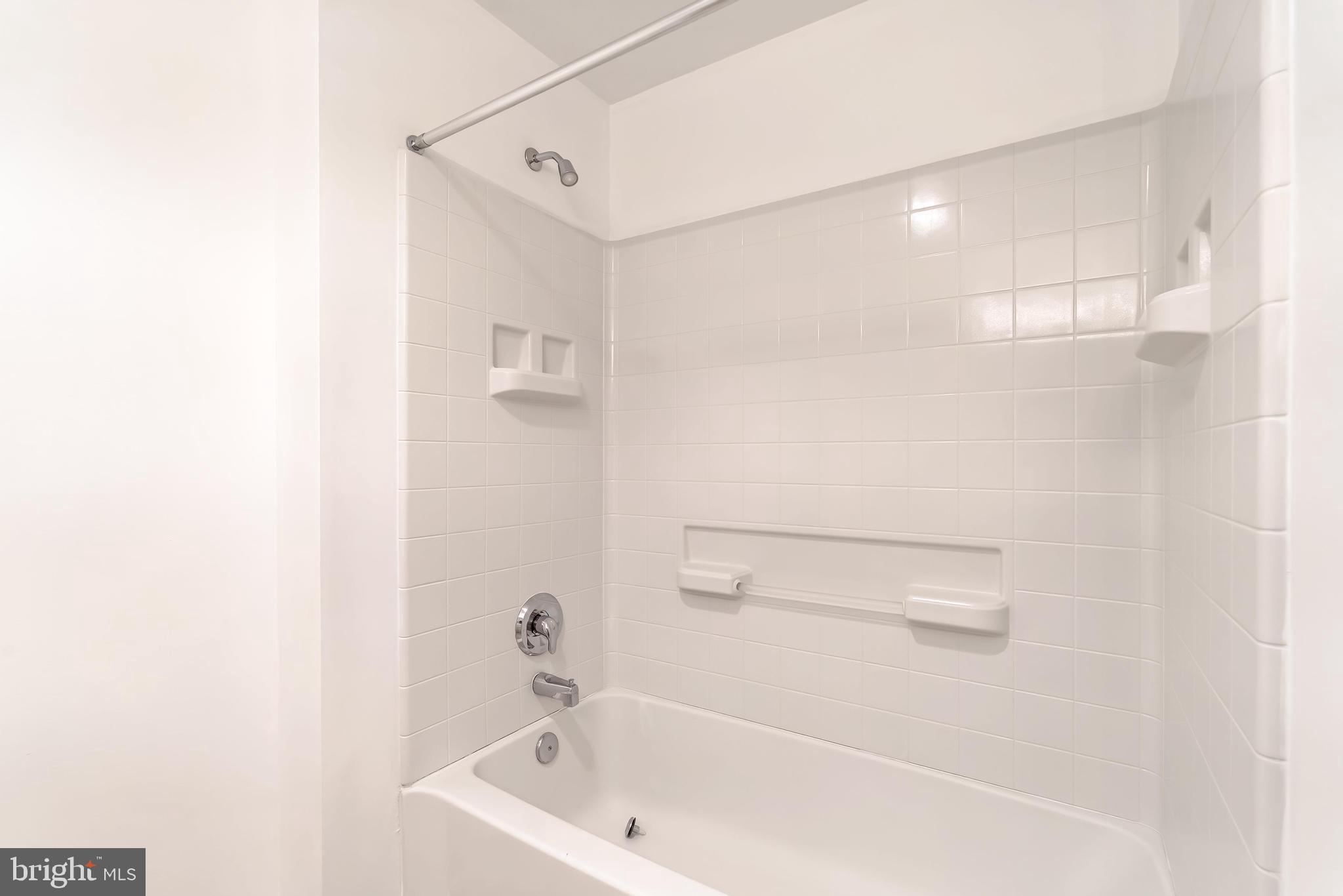 19355 Cypress Ridge Terrace, Unit 114 Leesburg, VA 20176 - Photo 26 of 42 a bathroom with a bathtub