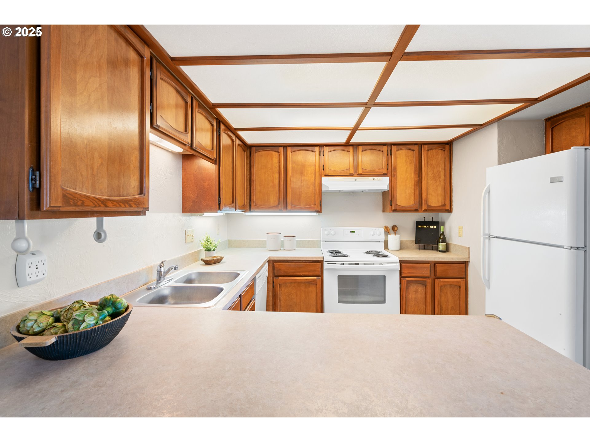 650 Harlow Road, Unit 240 Springfield, OR 97477 - Photo 11 of 32 Kitchen