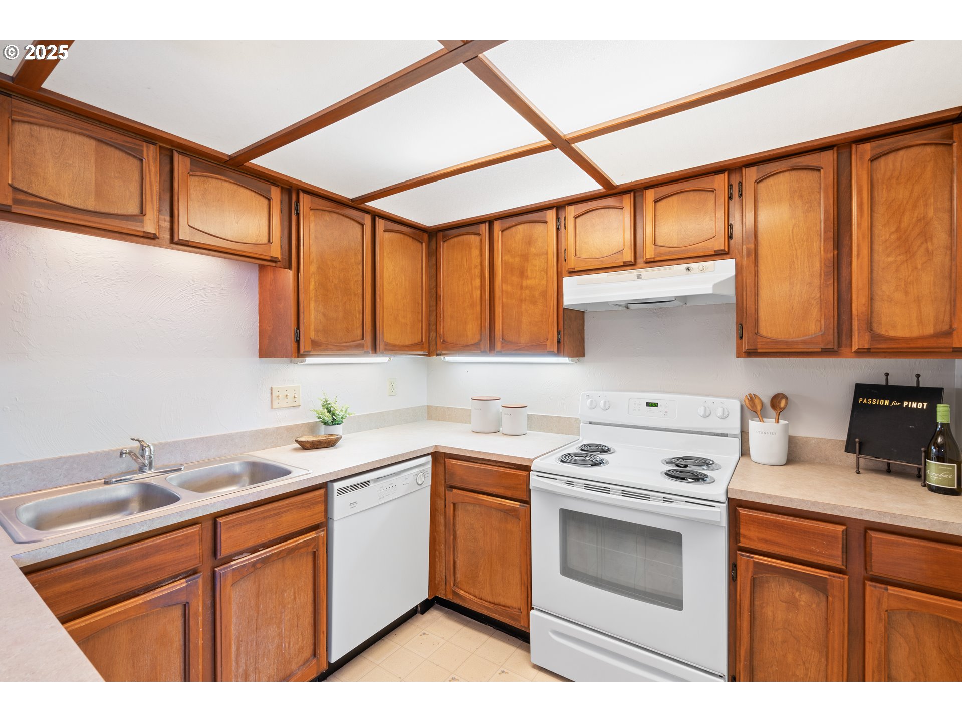 650 Harlow Road, Unit 240 Springfield, OR 97477 - Photo 12 of 32 Kitchen