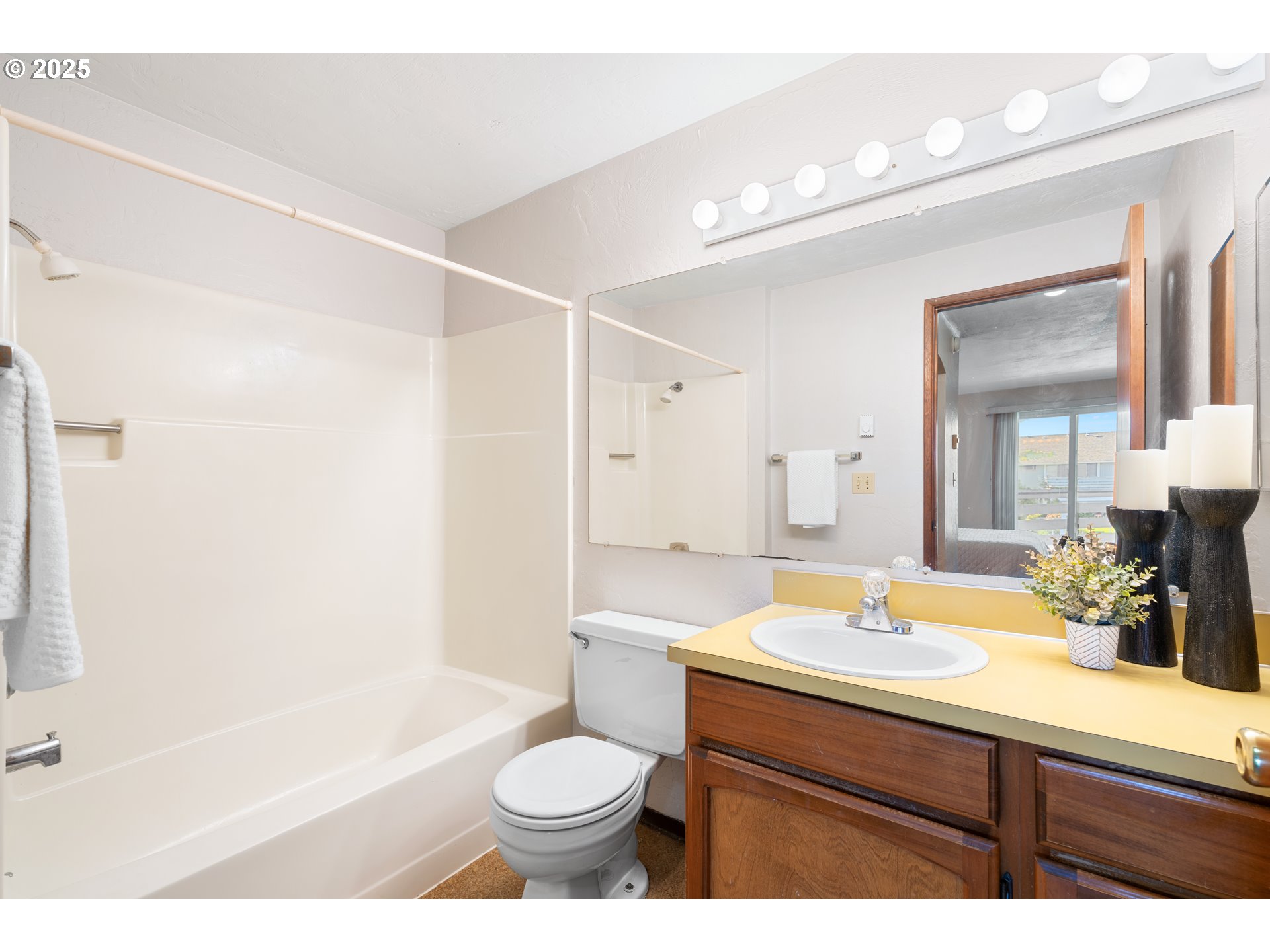 650 Harlow Road, Unit 240 Springfield, OR 97477 - Photo 22 of 32 Owner's Suite Bathroom