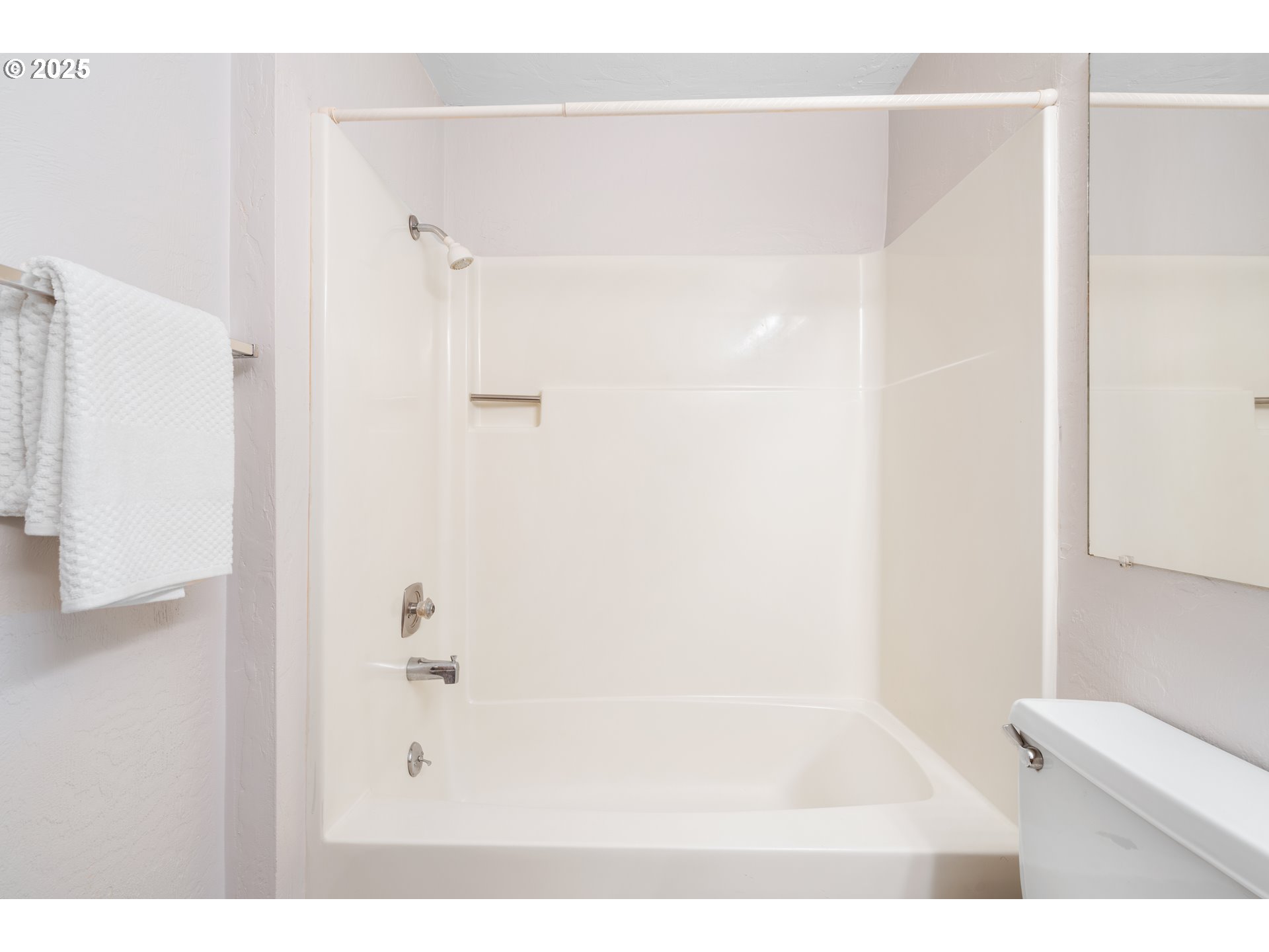 650 Harlow Road, Unit 240 Springfield, OR 97477 - Photo 23 of 32 Owner's Suite Bathroom