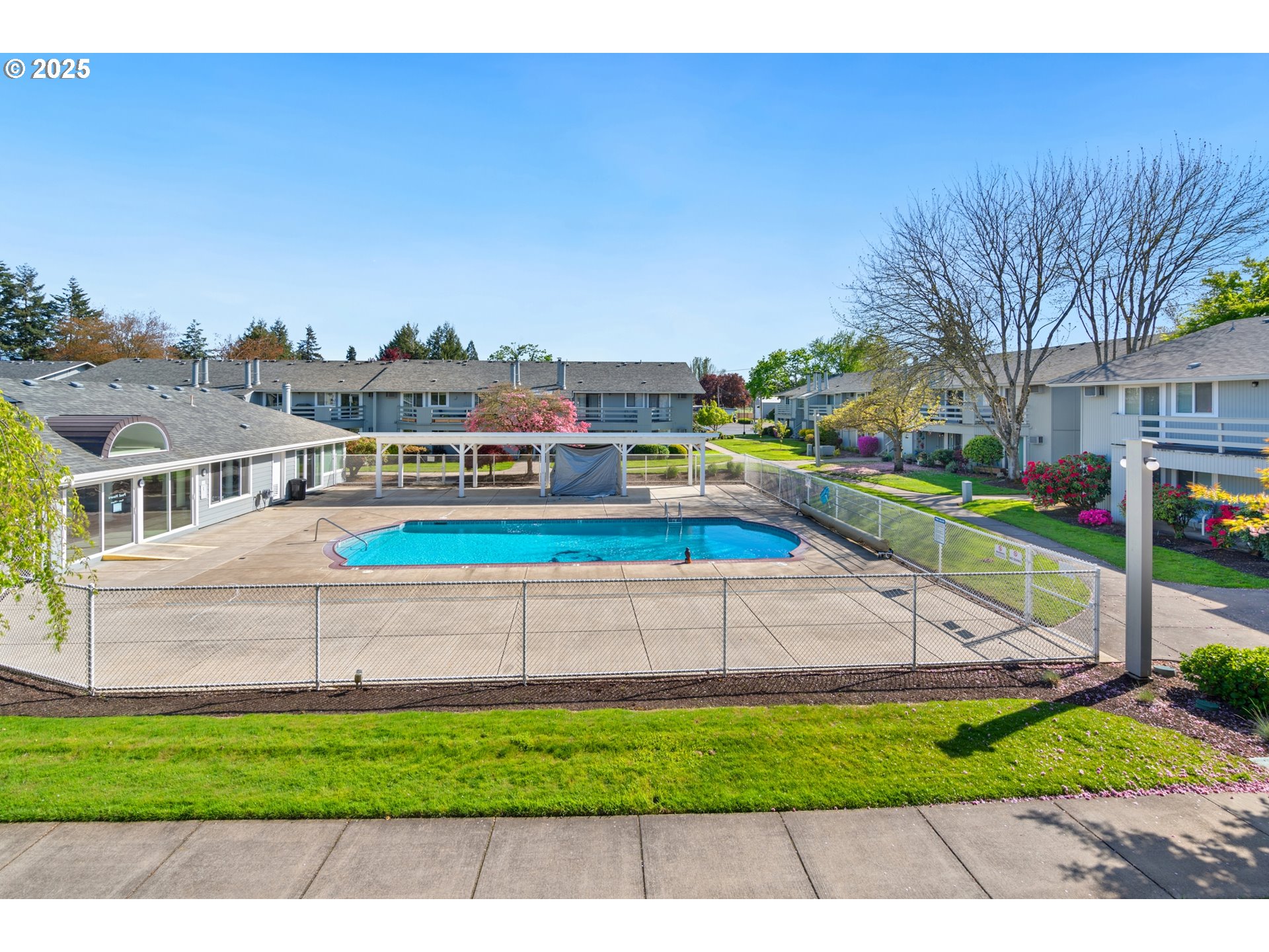 650 Harlow Road, Unit 240 Springfield, OR 97477 - Photo 31 of 32 Swimming Pool