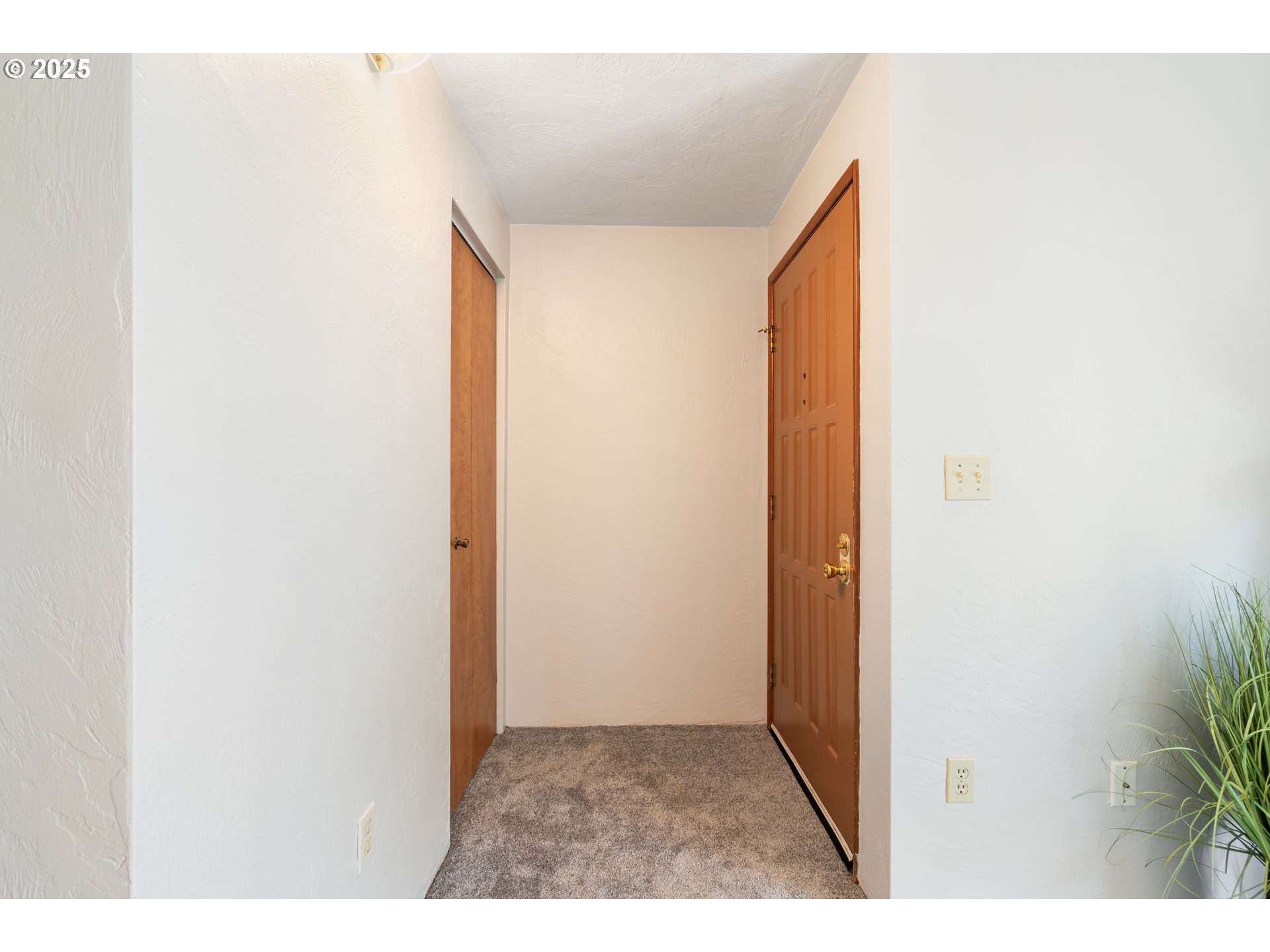 650 Harlow Road, Unit 240 Springfield, OR 97477 - Photo 5 of 32 Entrance/Foyer