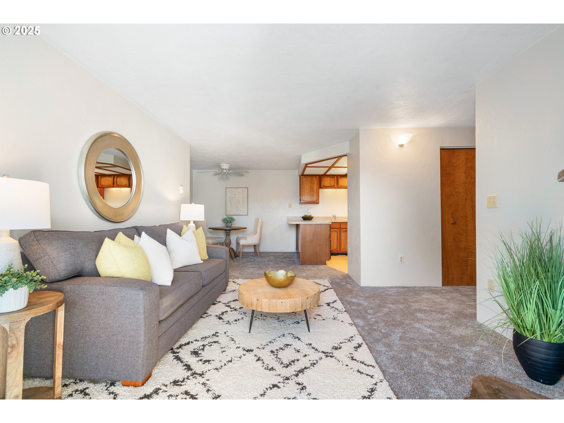 650 Harlow Road, Unit 240 Springfield, OR 97477 - Photo 8 of 32 Living Room