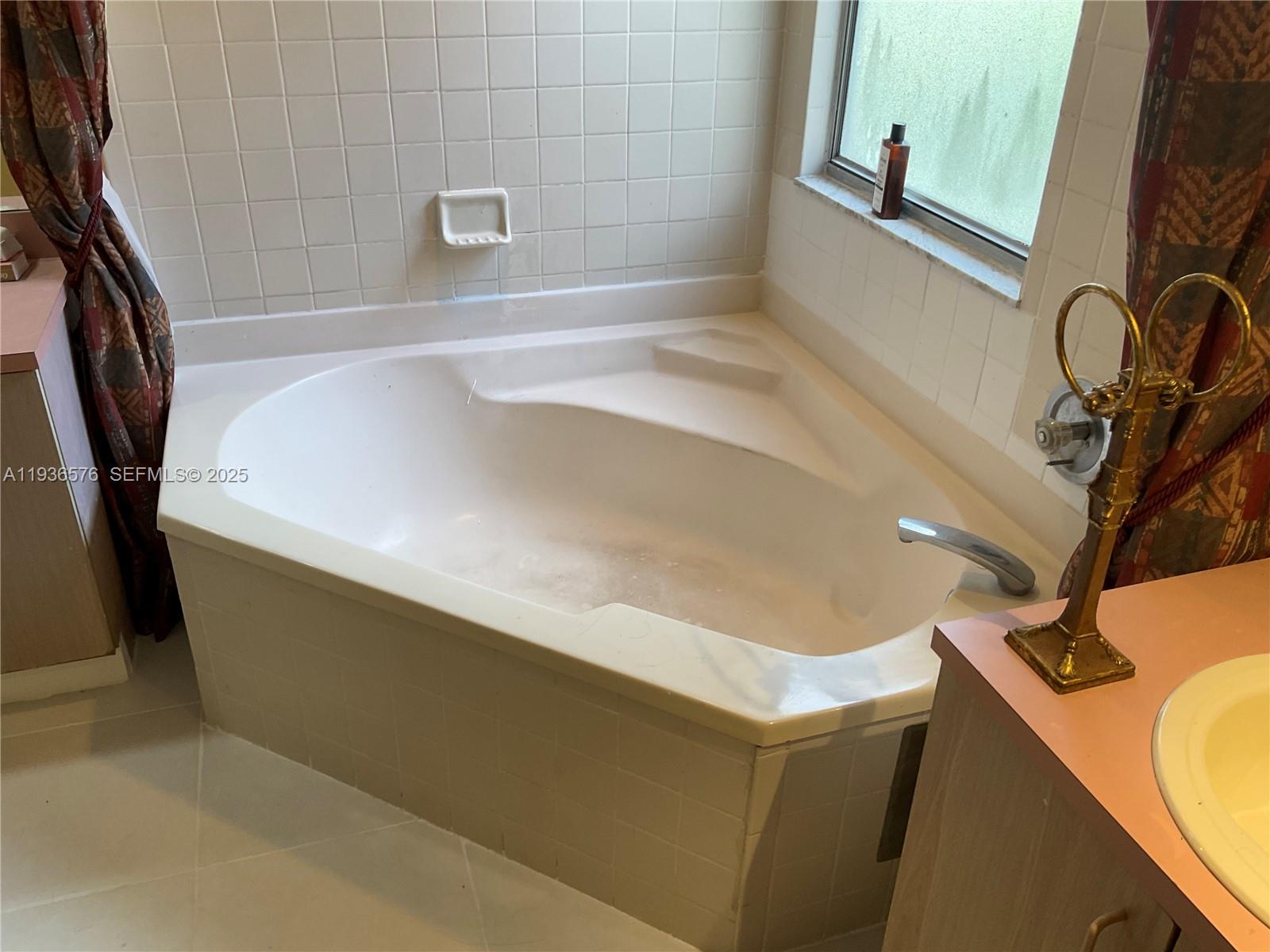 3161 Venice Way Miramar, FL 33025 - Photo 28 of 37 a close view of a bathtub in bathroom