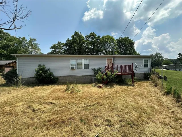 a view of a backyard