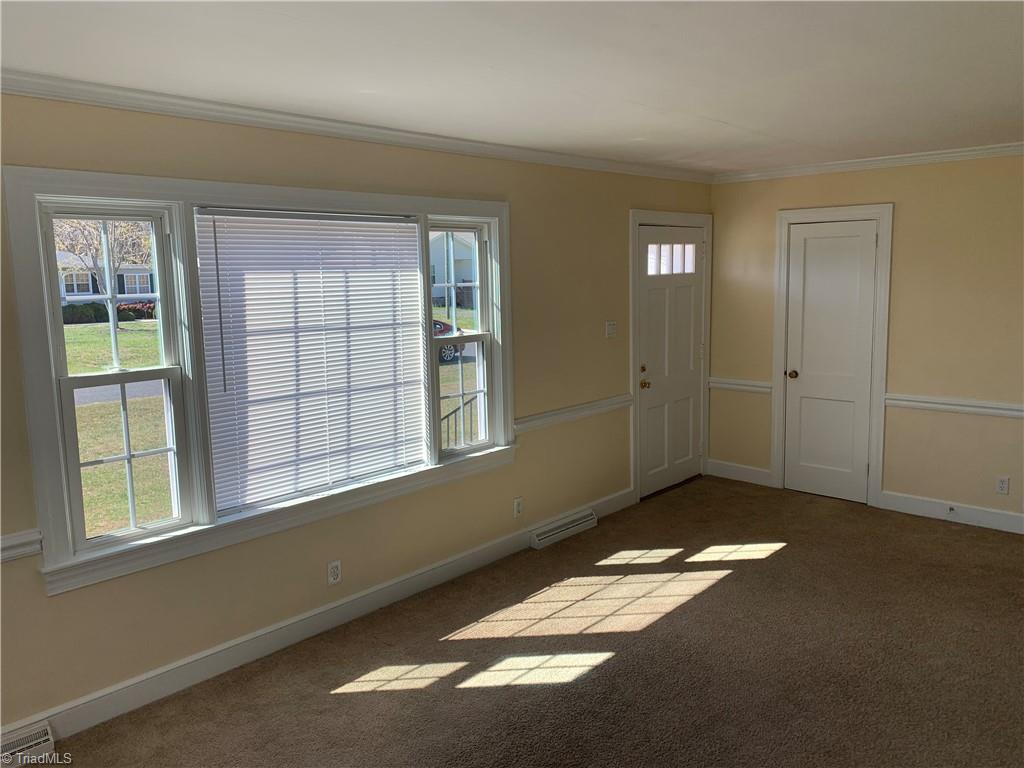 4004 Merton Road Greensboro, NC 27455 - Photo 12 of 29 Living Room/Entry