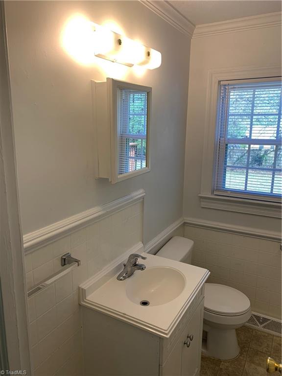 4004 Merton Road Greensboro, NC 27455 - Photo 23 of 29 Bathroom