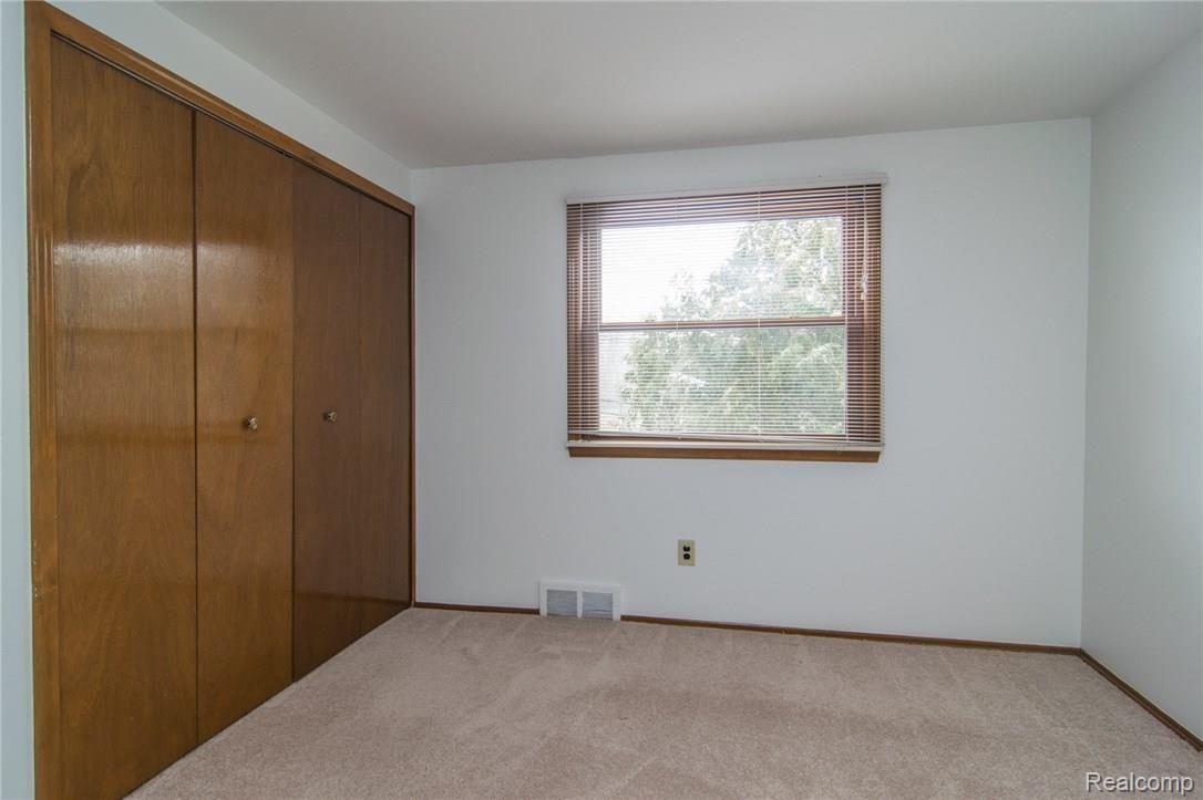 29540 North Rutherland Street Southfield, MI 48076 - Photo 27 of 49 DSC_0076.jpg