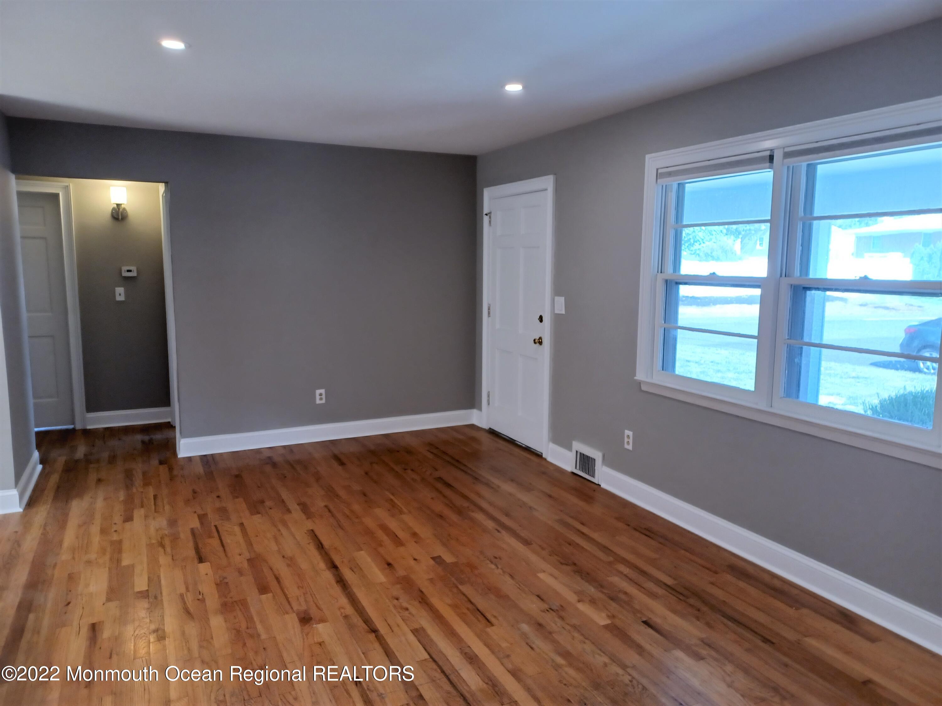 1301 Charles Street Point Pleasant, NJ 08742 - Photo 6 of 24 Liv Room Entry