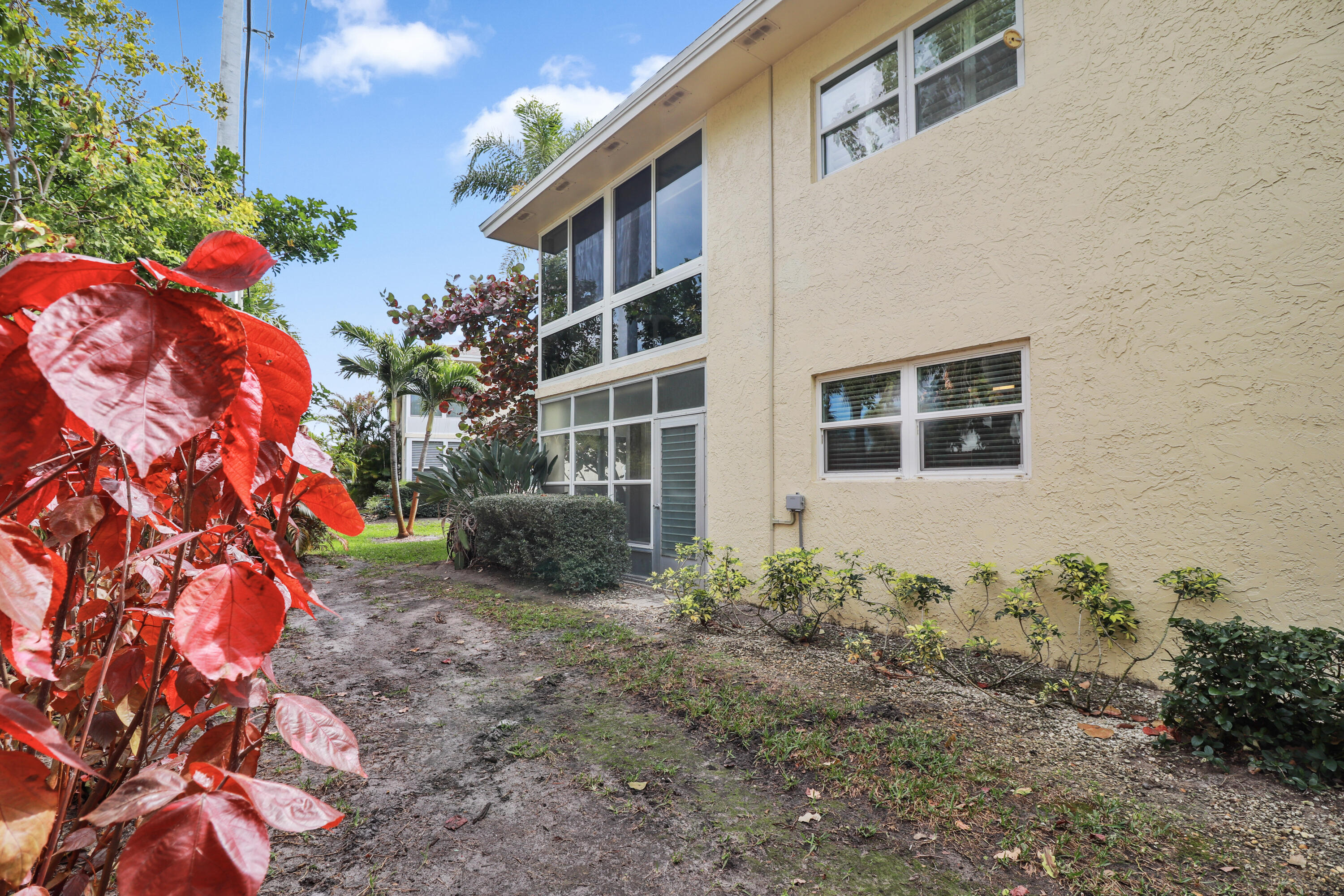 2950 Southeast Ocean Boulevard, Unit 1304 Stuart, FL 34996 - Photo 31 of 35 a backyard of a house with lots of green space
