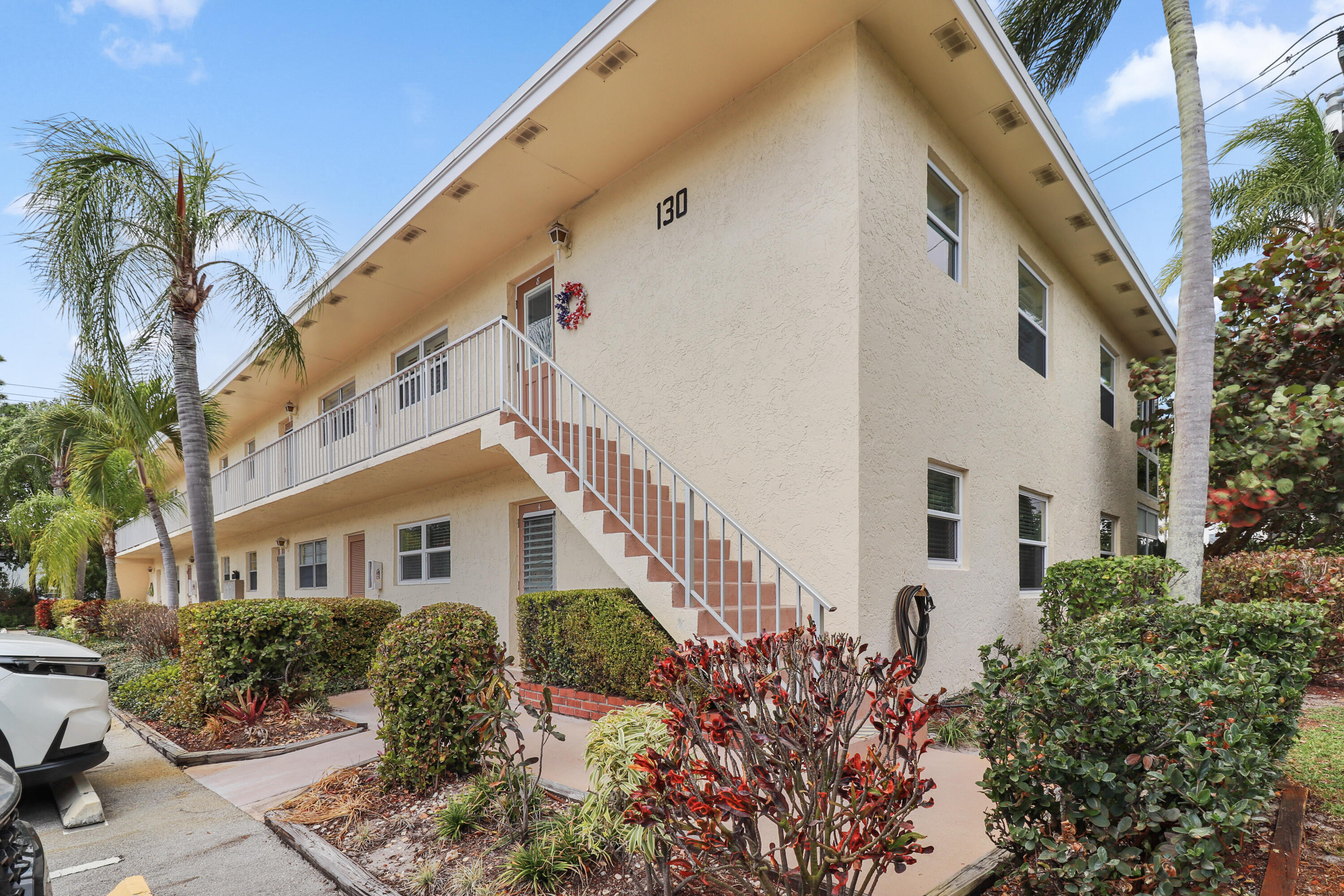 2950 Southeast Ocean Boulevard, Unit 1304 Stuart, FL 34996 - Photo 35 of 35 a front view of a house with a garden