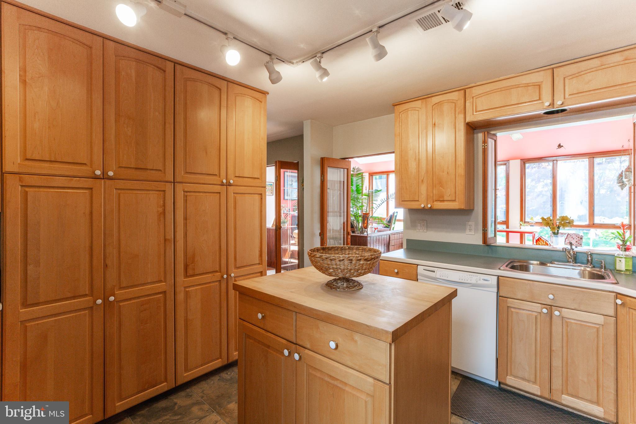 11340 Rambling Road Gaithersburg, MD 20879 - Photo 18 of 42 Kitchen