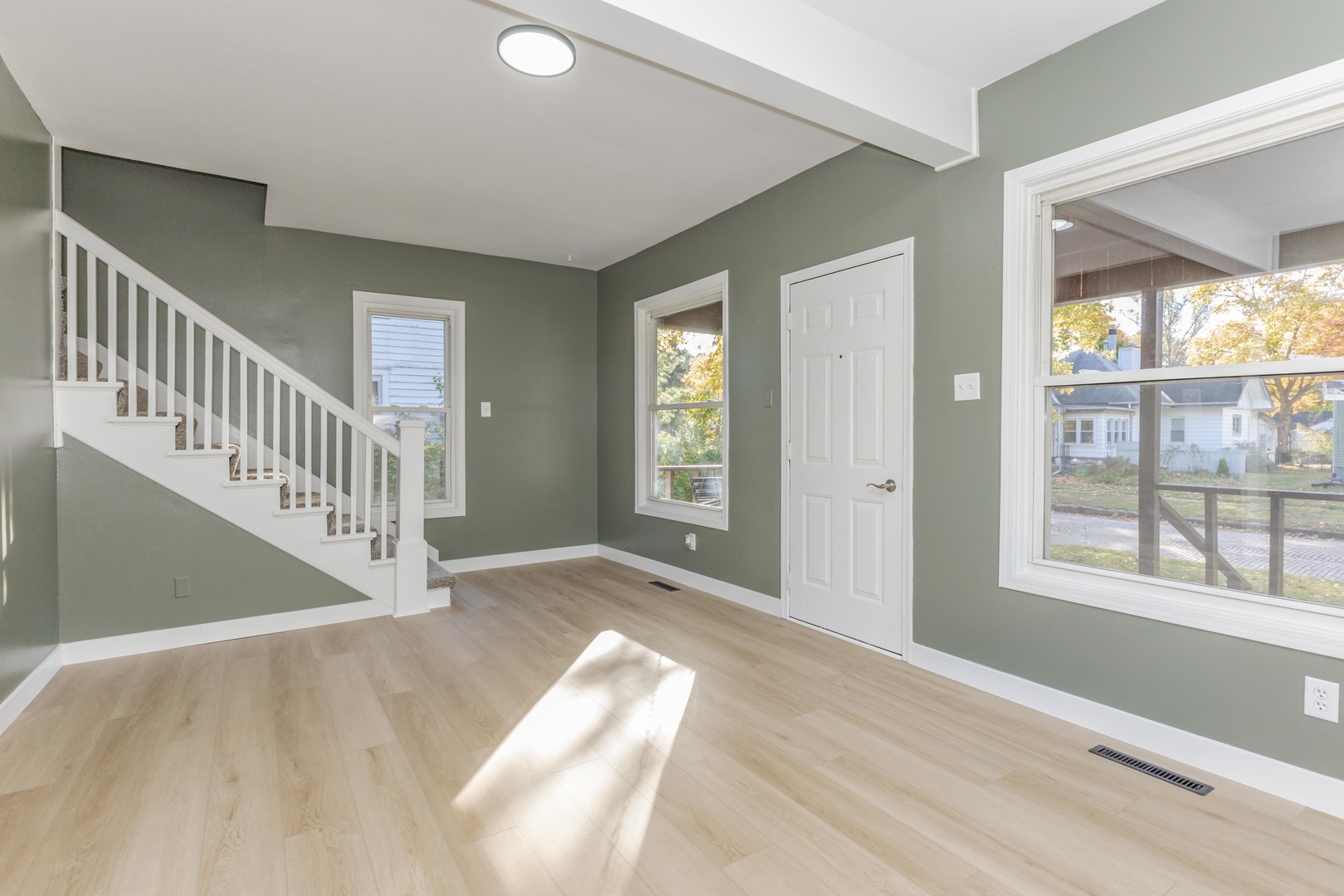 417 East Timber Street Pontiac, IL 61764 - Photo 11 of 43 a view of an entryway with a window