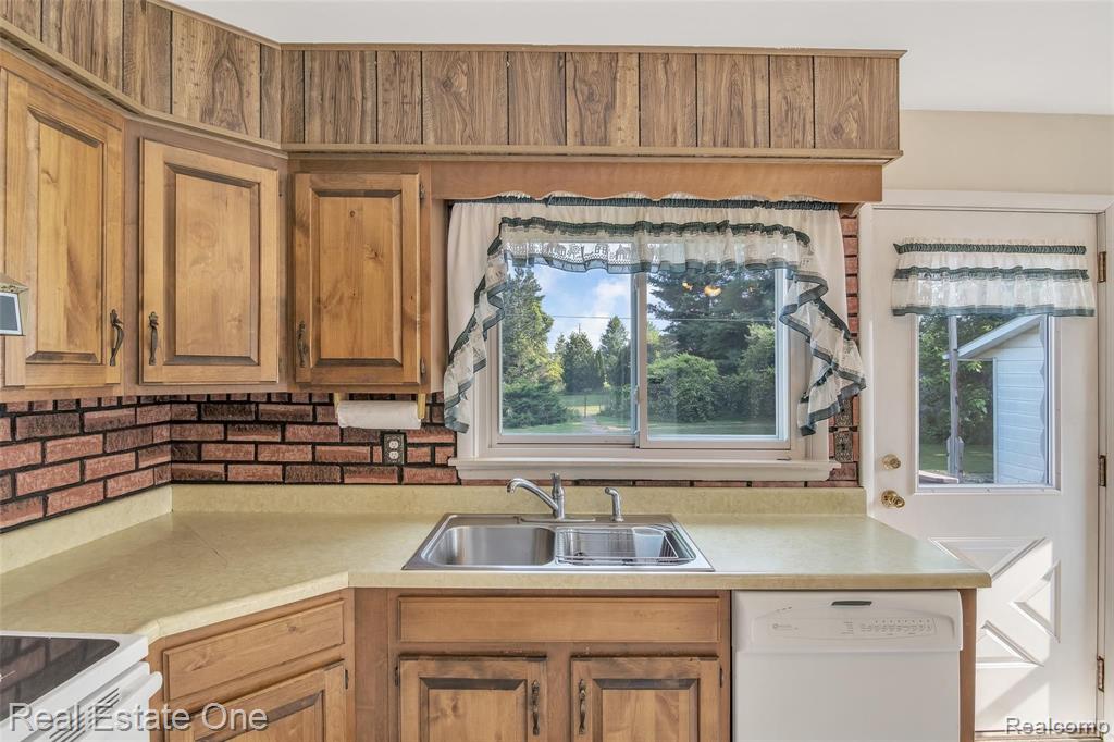 4570 Emmons Road Howell, MI 48855 - Photo 9 of 25