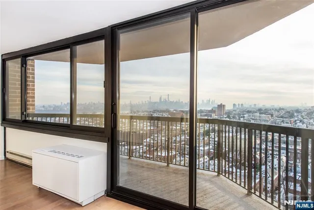 $3,100 | 770 Anderson Avenue, Unit 19R, Cliffside Park, NJ 07010