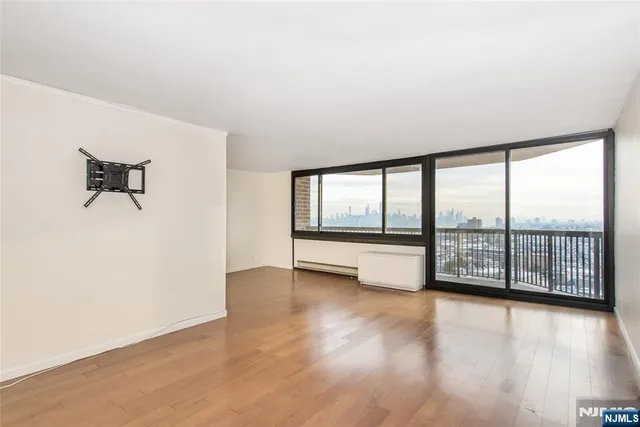 $3,100 | 770 Anderson Avenue, Unit 19R, Cliffside Park, NJ 07010