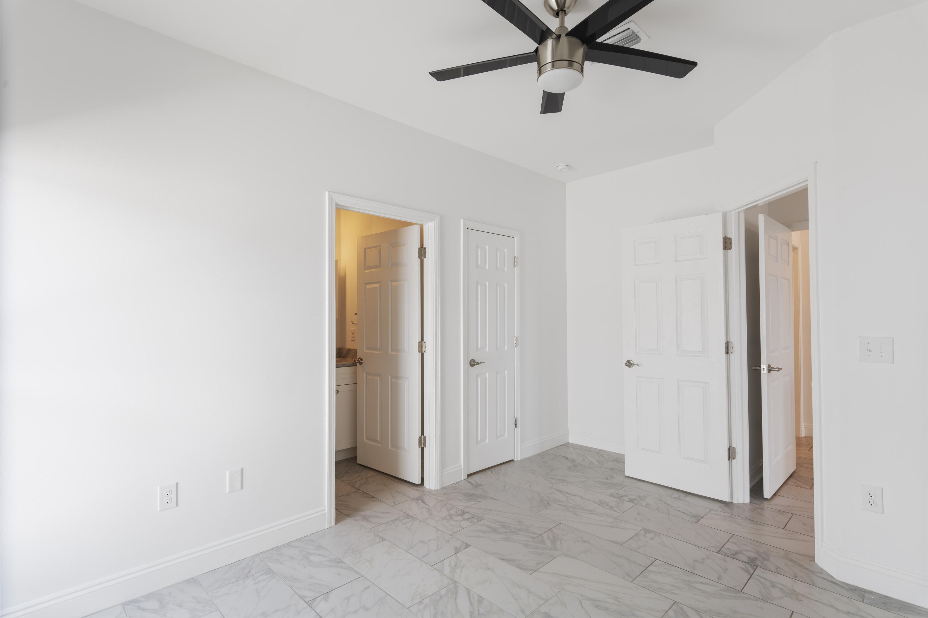 10 South Sunset Harbour Freeport, FL 32439 - Photo 32 of 57 a view of a livingroom with a ceiling fan & a ceiling fan