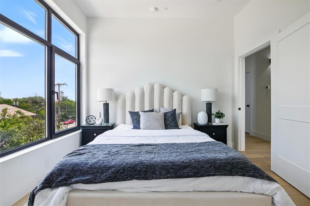 430 East 8th Street, Unit 201 Dallas, TX 75203 - Photo 16 of 26 a bedroom with a large bed and a large window