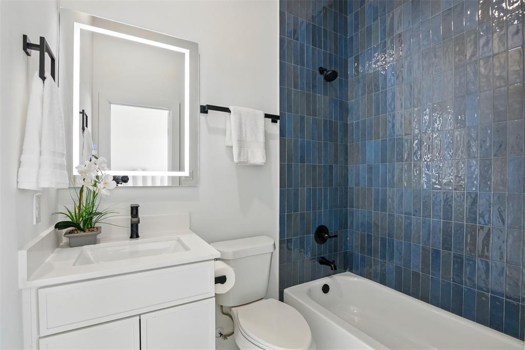 430 East 8th Street, Unit 201 Dallas, TX 75203 - Photo 17 of 26 a bathroom with a sink a toilet and shower