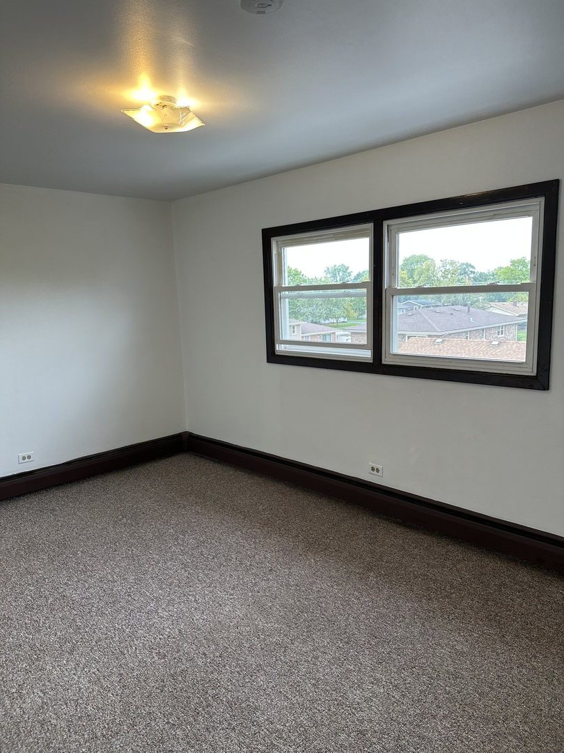 8020 West 84th Street Justice, IL 60458 - Photo 14 of 17 an empty room with a window