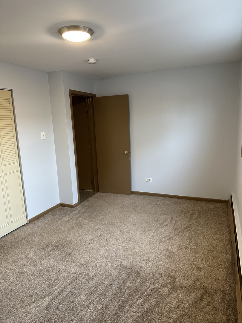 8020 West 84th Street Justice, IL 60458 - Photo 5 of 17 an empty room with window