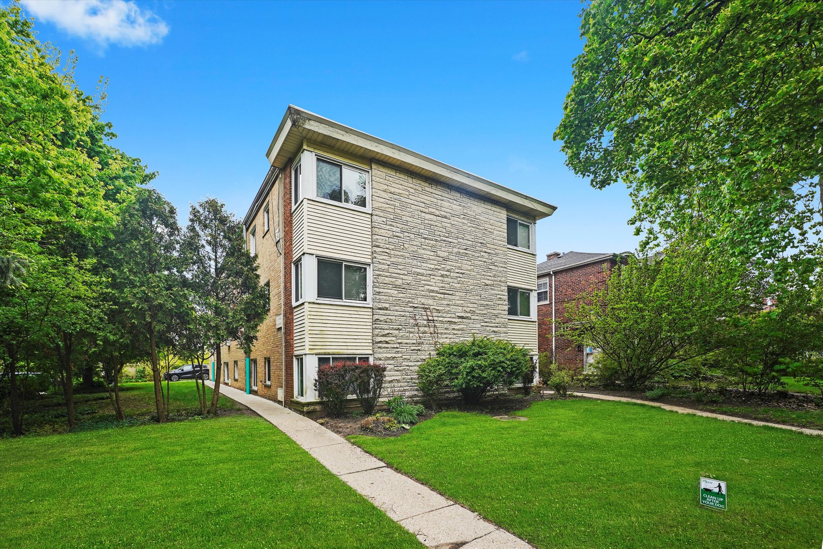 200 South Boulevard, Unit 2C Evanston, IL 60202 - Photo 16 of 16 a front view of house with yard and green space