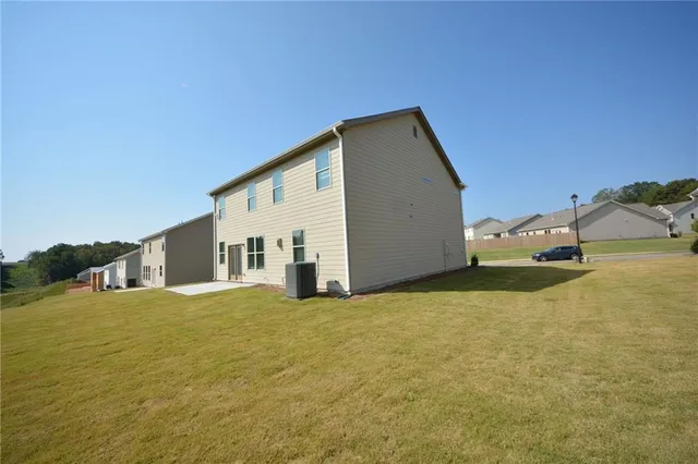 a view of a house with backyard
