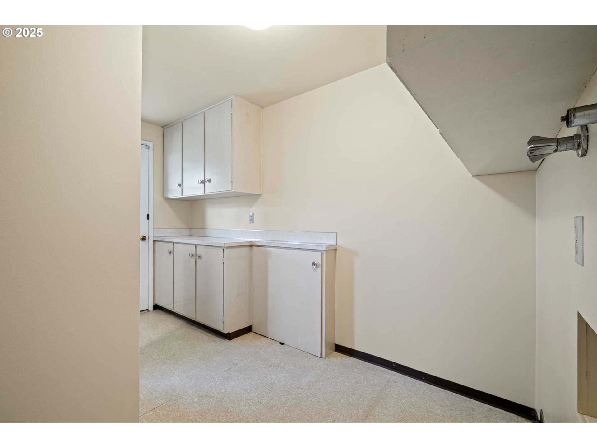 236 Greenvale Drive Springfield, OR 97477 - Photo 16 of 33 Laundry