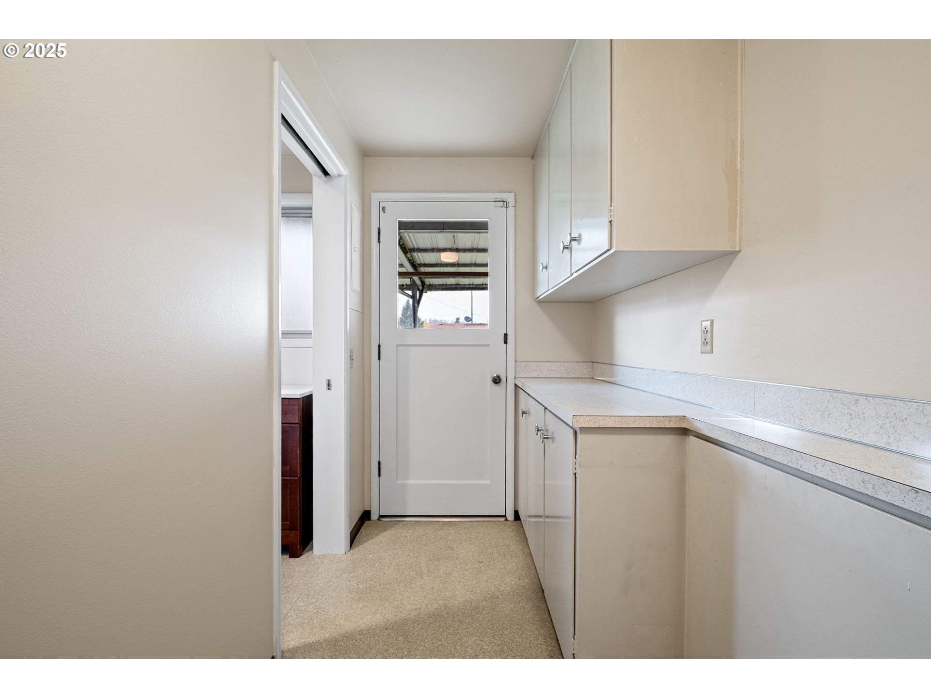 236 Greenvale Drive Springfield, OR 97477 - Photo 17 of 33 Mud Room
