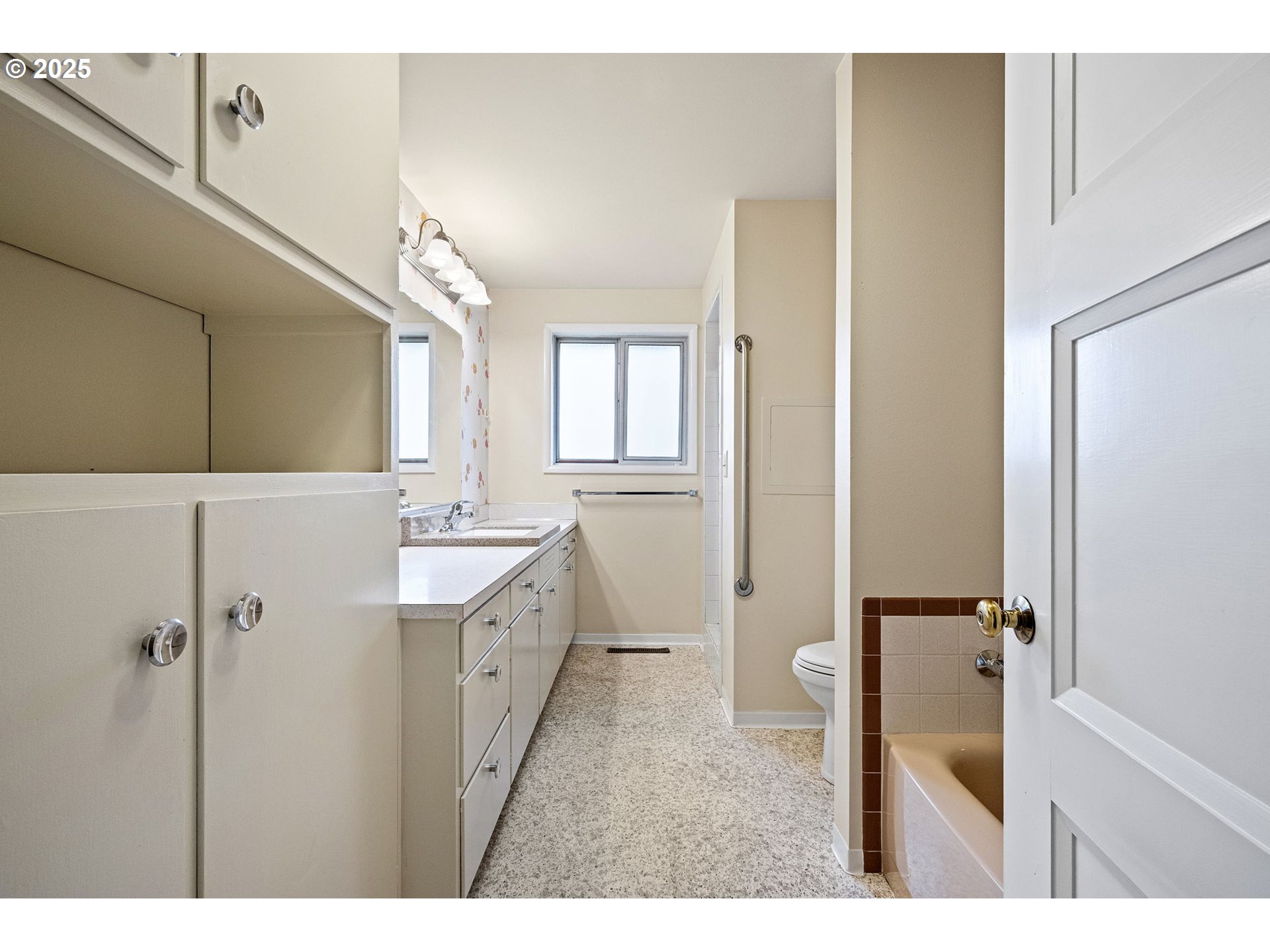 236 Greenvale Drive Springfield, OR 97477 - Photo 19 of 33 Bathroom
