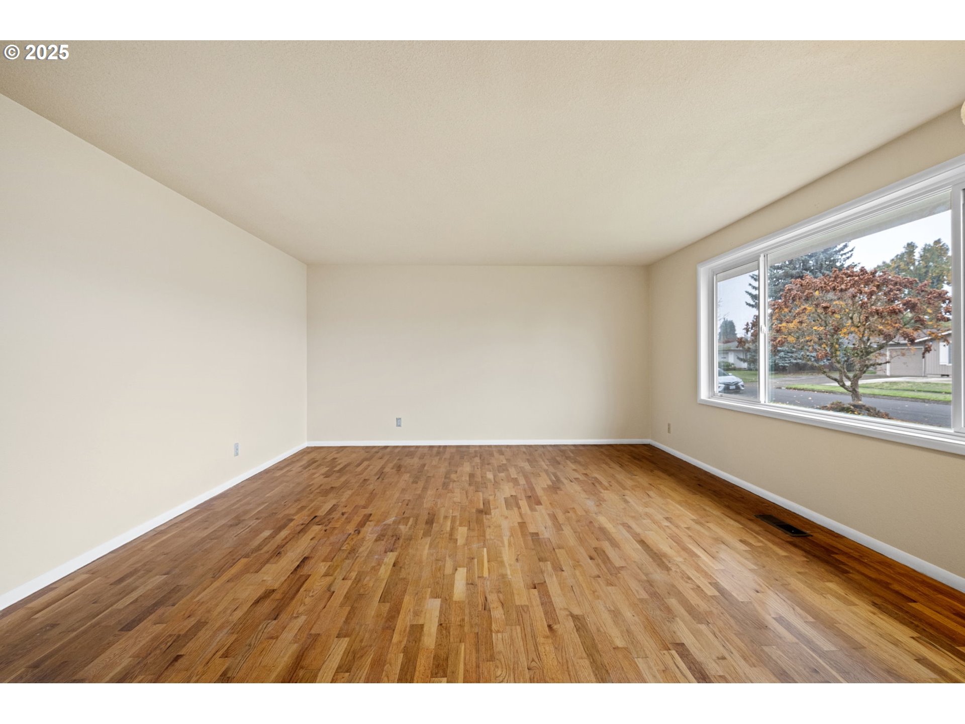 236 Greenvale Drive Springfield, OR 97477 - Photo 5 of 33 Living Room