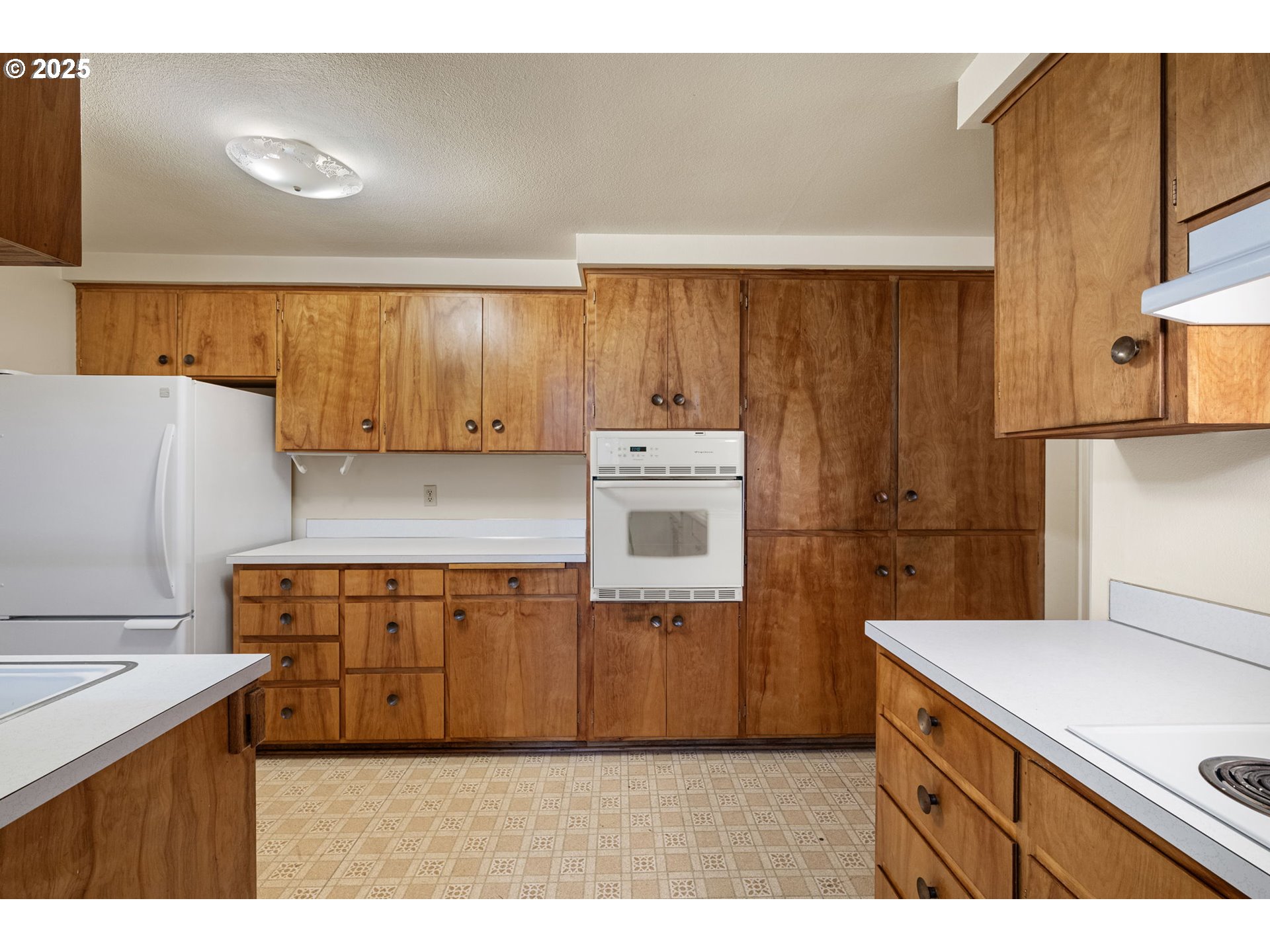 236 Greenvale Drive Springfield, OR 97477 - Photo 8 of 33 Kitchen