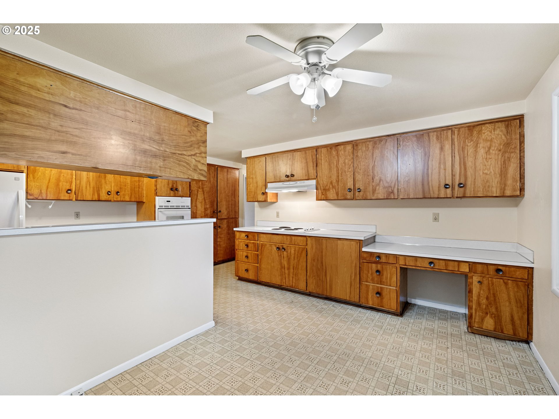 236 Greenvale Drive Springfield, OR 97477 - Photo 9 of 33 Kitchen/Dining Room