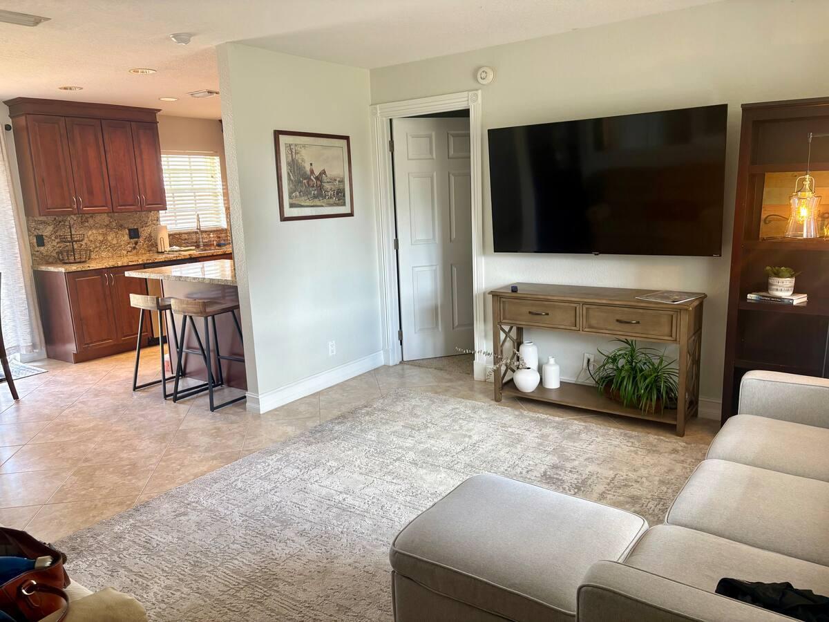 5586 3rd Road Lake Worth, FL 33467 - Photo 7 of 35 Living Room