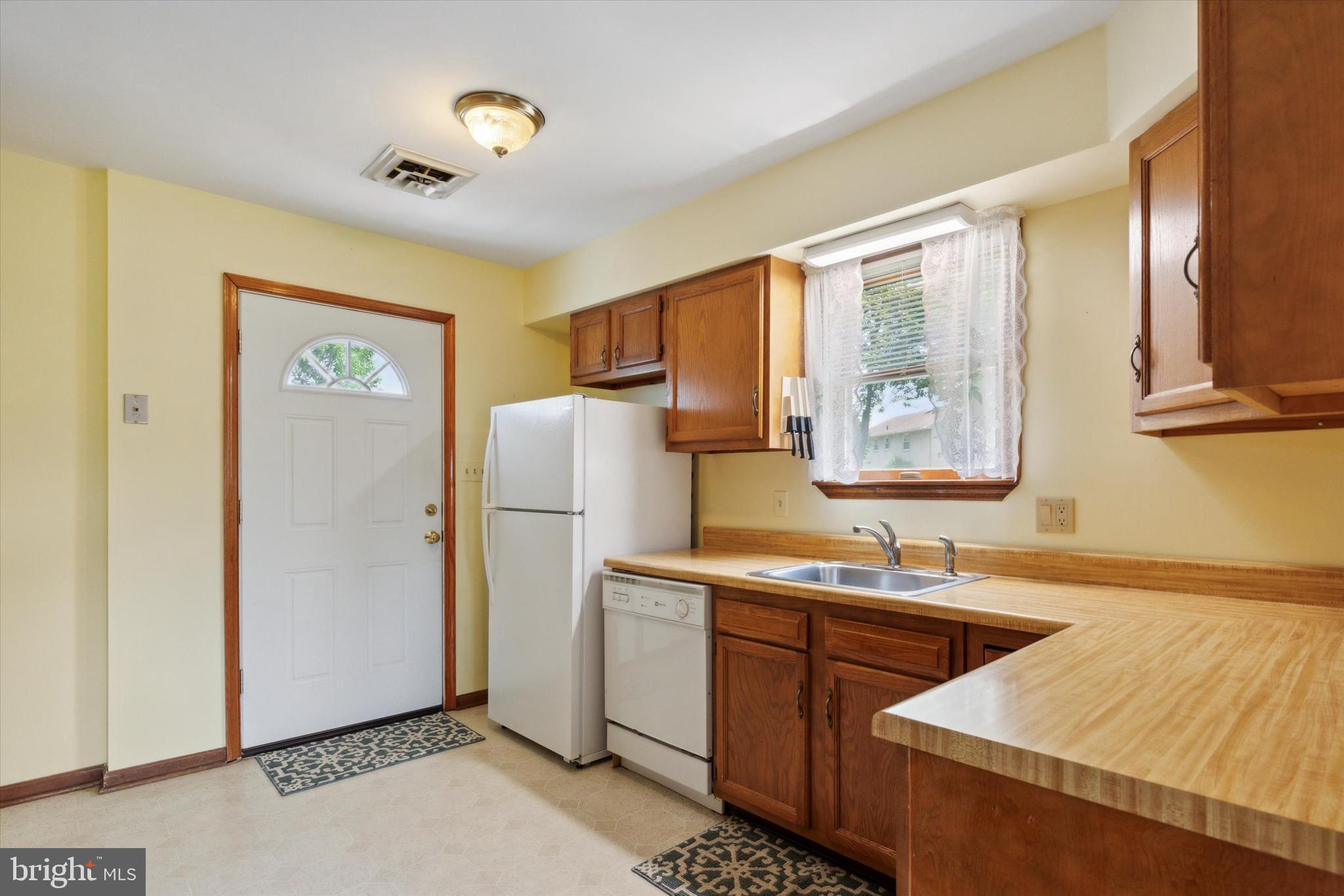 75 Cherokee Road Richboro, PA 18954 - Photo 32 of 48 In-Law Kitchenette