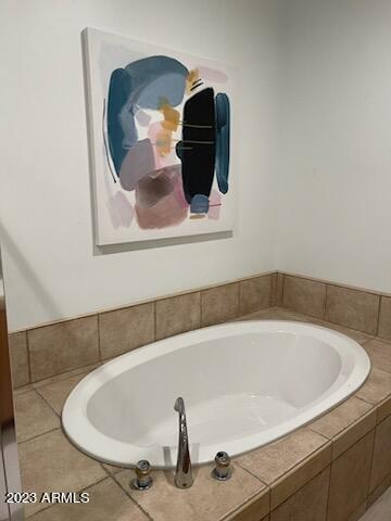 10222 East Southwind Lane, Unit 1009 Scottsdale, AZ 85262 - Photo 25 of 44 a bathroom with a bathtub and mirror