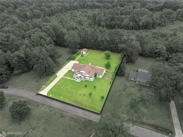 a view of a back yard of the house