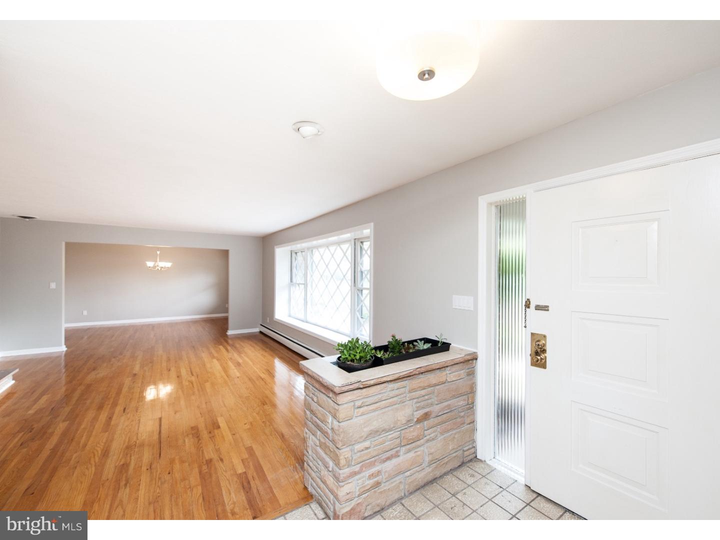 161 Federal City Road Lawrenceville, NJ 08648 - Photo 2 of 23 Living Room