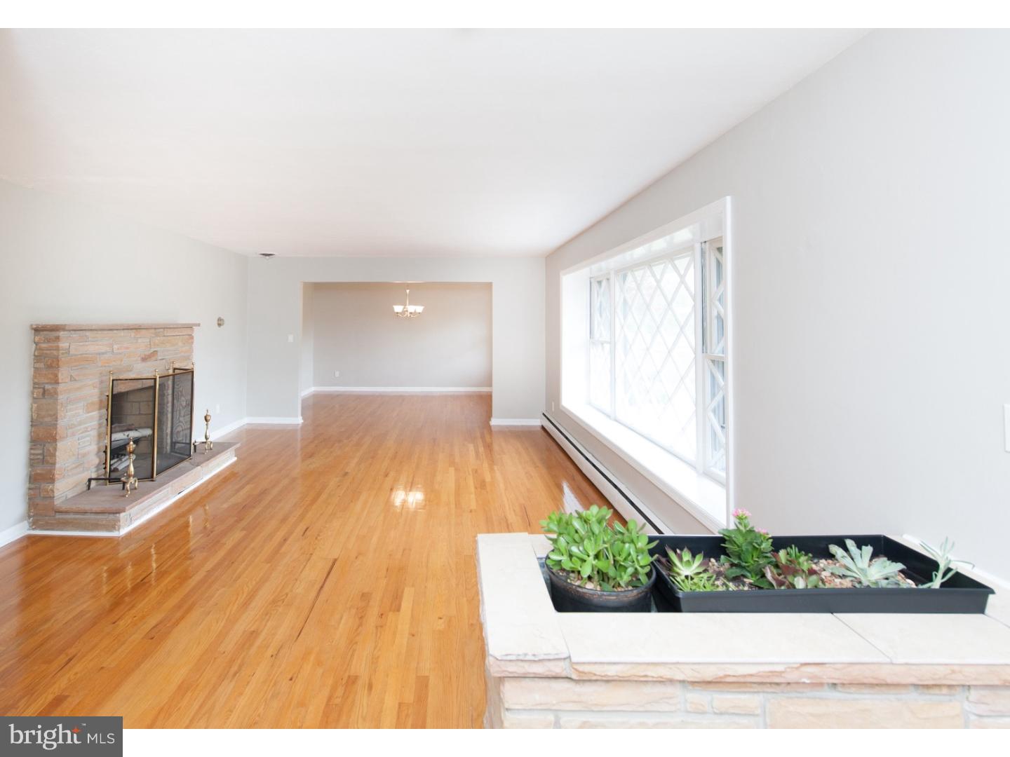 161 Federal City Road Lawrenceville, NJ 08648 - Photo 3 of 23 Living Room