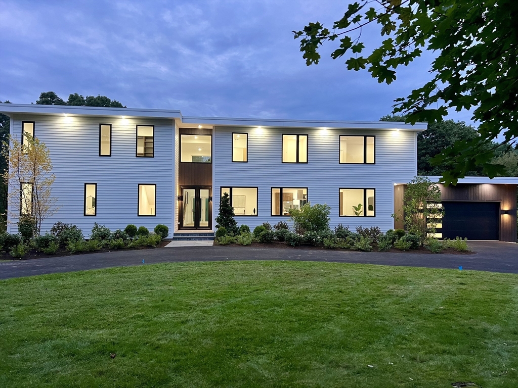 23 Deerhaven Road Lincoln, MA 01773 - Photo 2 of 39 a front view of a house with garden