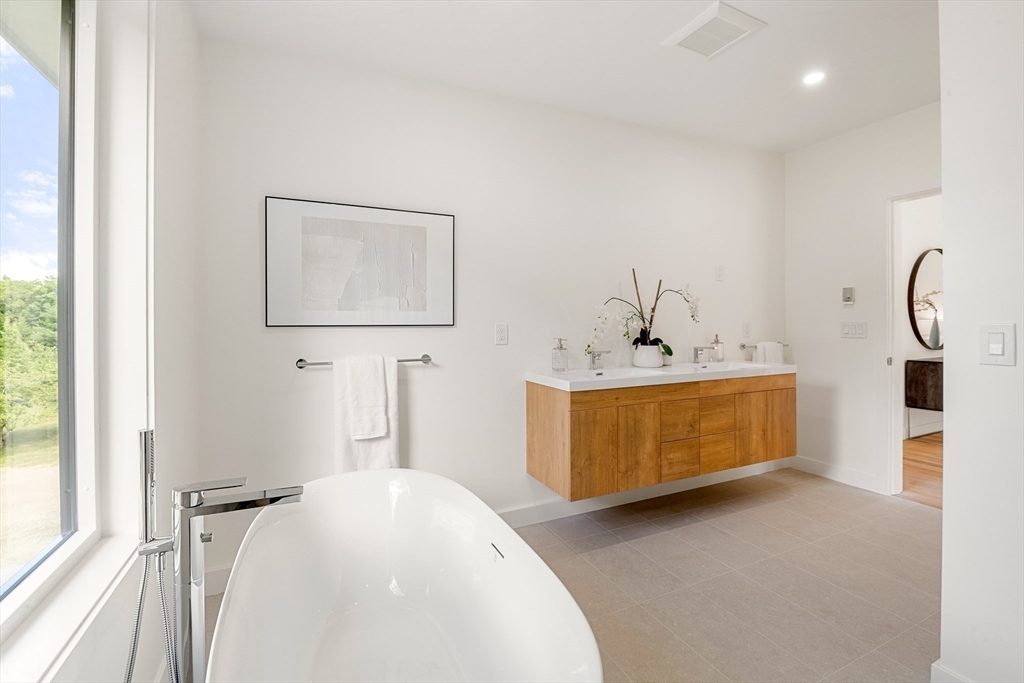 23 Deerhaven Road Lincoln, MA 01773 - Photo 27 of 39 a bathroom with a tub a sink and a mirror