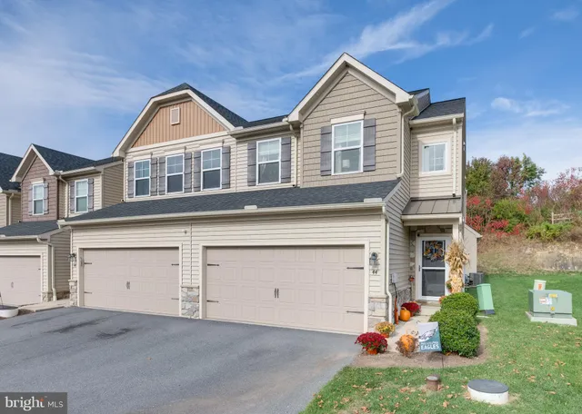 front view of house with a yard