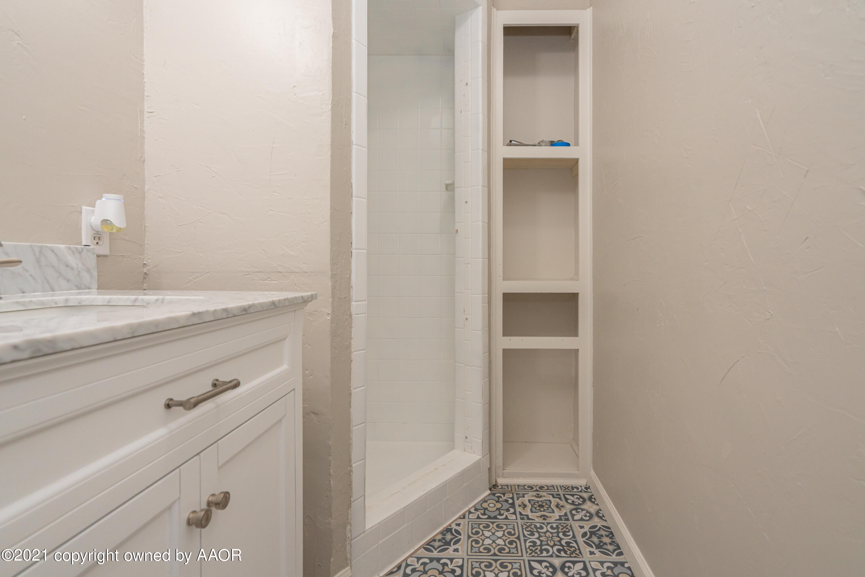 5308 Hillside Road Amarillo, TX 79109 - Photo 14 of 23 a bathroom with a bathtub
