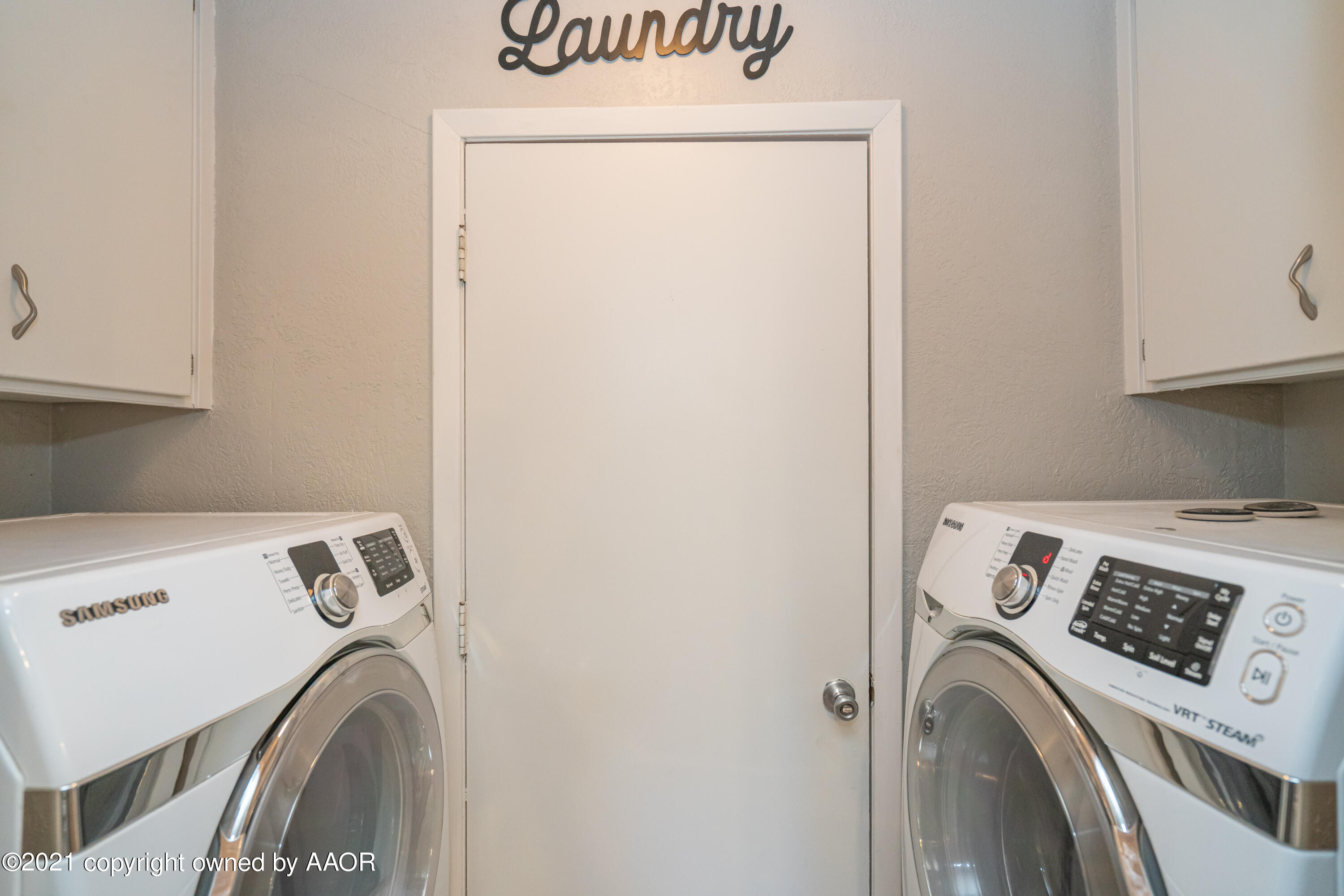 5308 Hillside Road Amarillo, TX 79109 - Photo 10 of 23 a utility room with dryer and washer