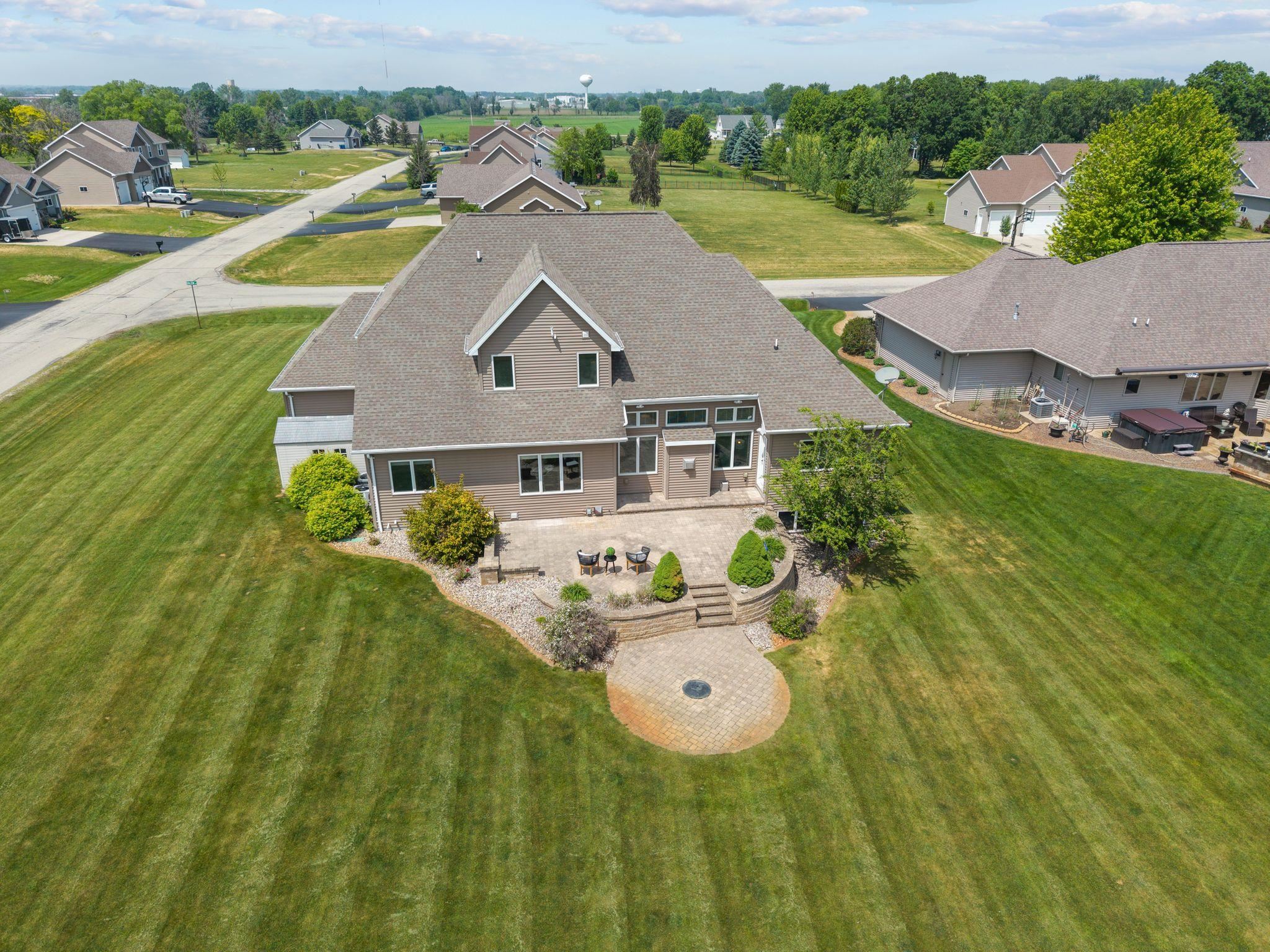 493 Dalton Road Neenah, WI 54956 - Photo 3 of 65